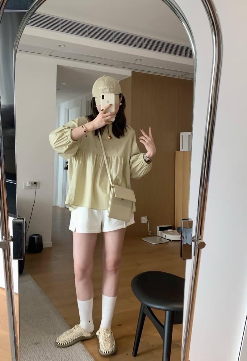 ママコーデ ふんわり袖のギャザーチュニックブラウス