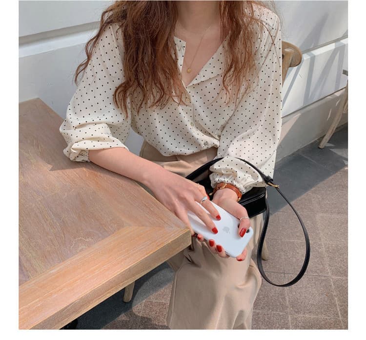 ママコーデ 水玉柄フリル袖シースルーブラウス