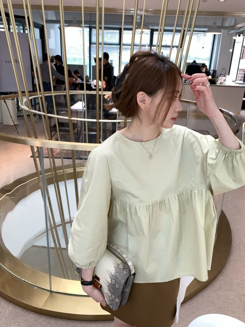 ママコーデ ふんわり袖のギャザーチュニックブラウス