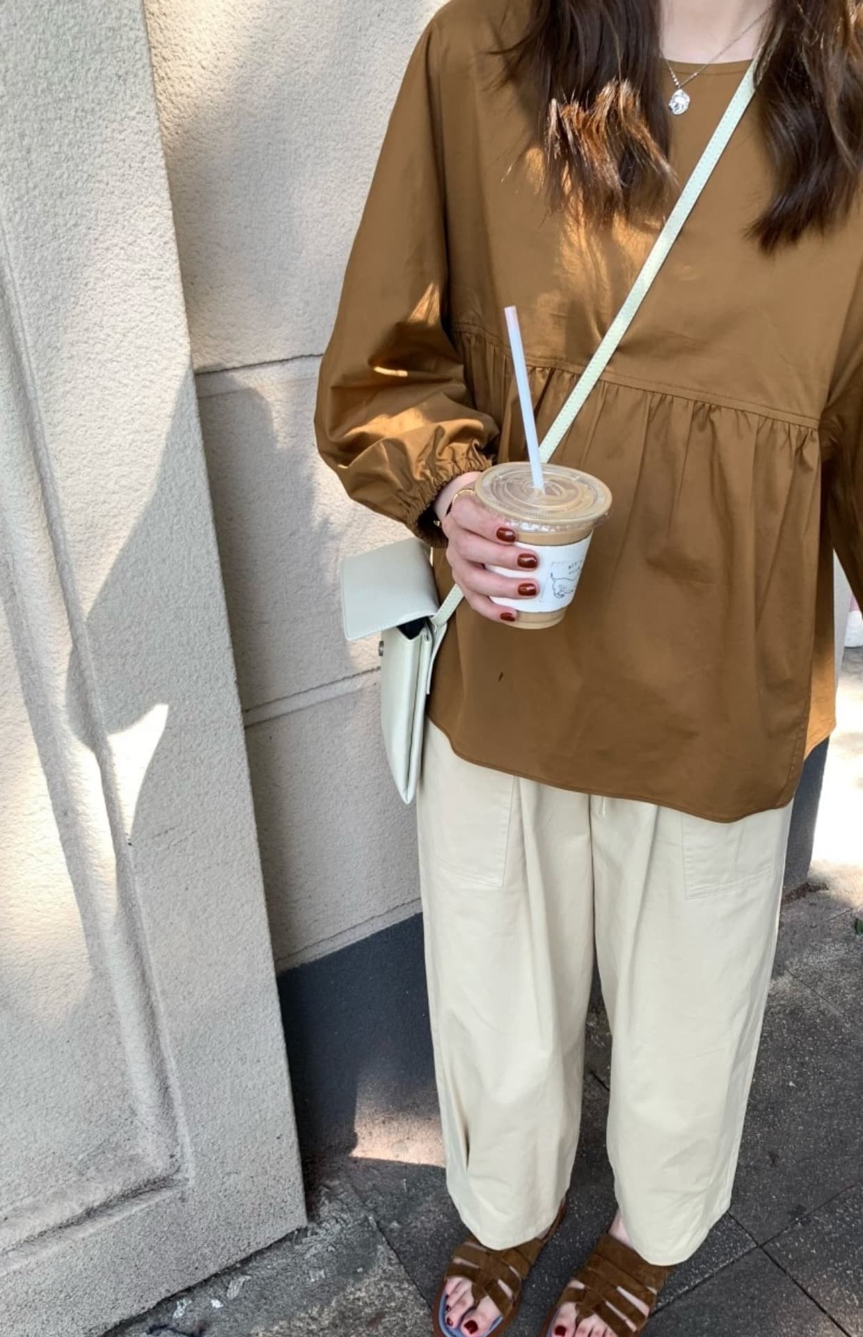ママコーデ ふんわり袖のギャザーチュニックブラウス