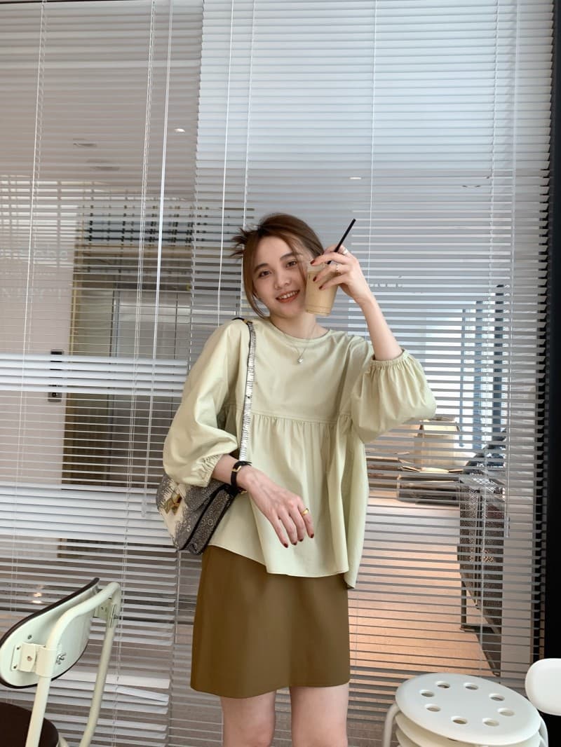 ママコーデ ふんわり袖のギャザーチュニックブラウス