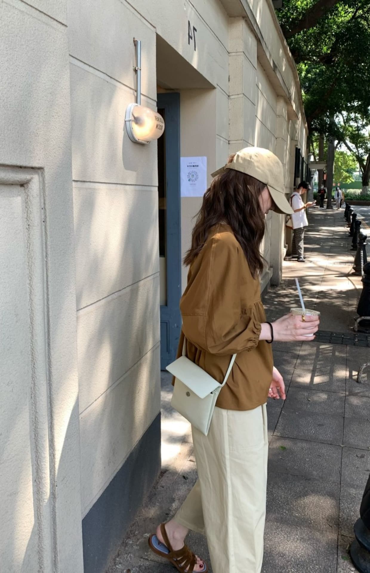 ママコーデ ふんわり袖のギャザーチュニックブラウス