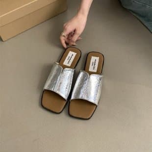 ママコーデ スクエアトゥフラットサンダル