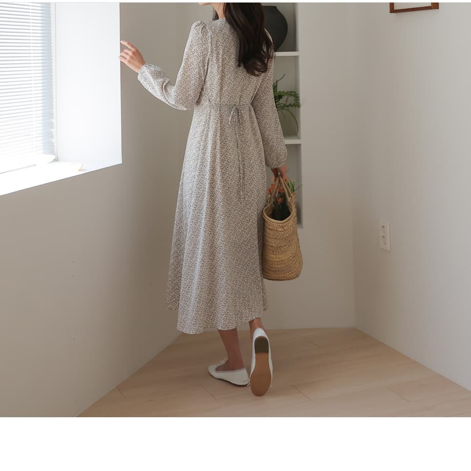 ママコーデ さらりと着こなす小花柄ロングワンピース