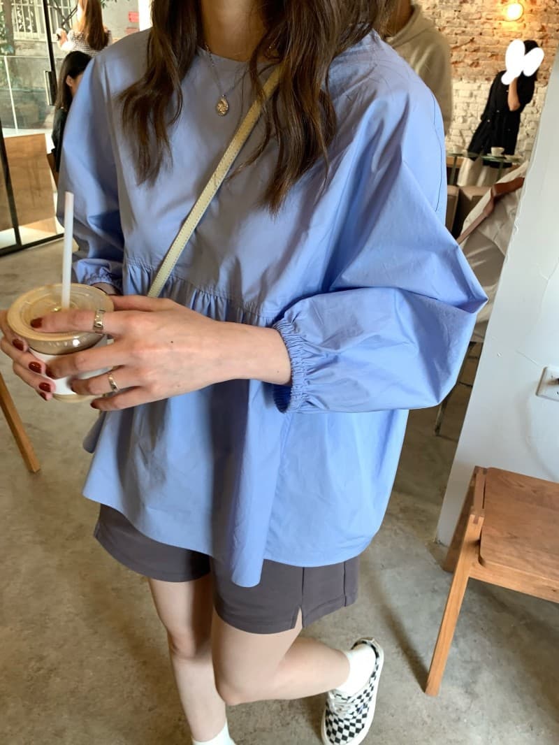 ママコーデ ふんわり袖のギャザーチュニックブラウス