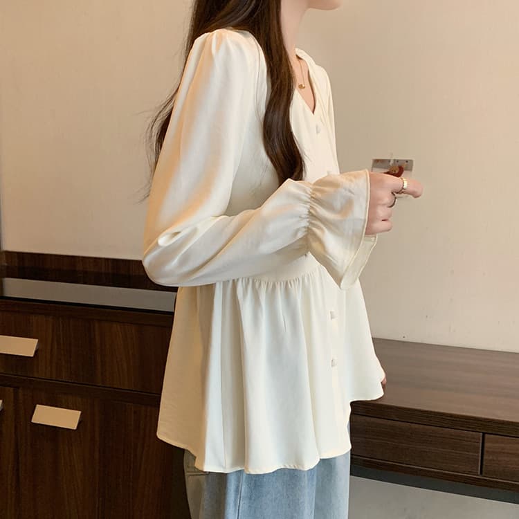 ママコーデ 優しげギャザー袖フリルブラウス