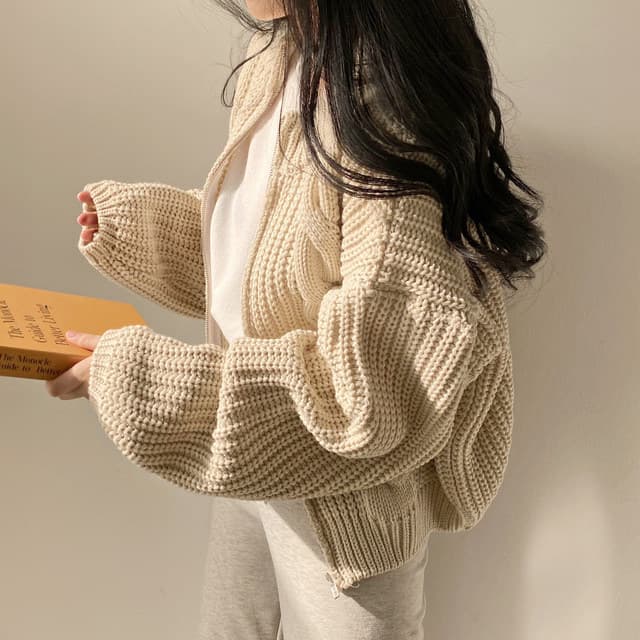 ママコーデ ふんわり柔らか ケーブル編みジップカーディガン